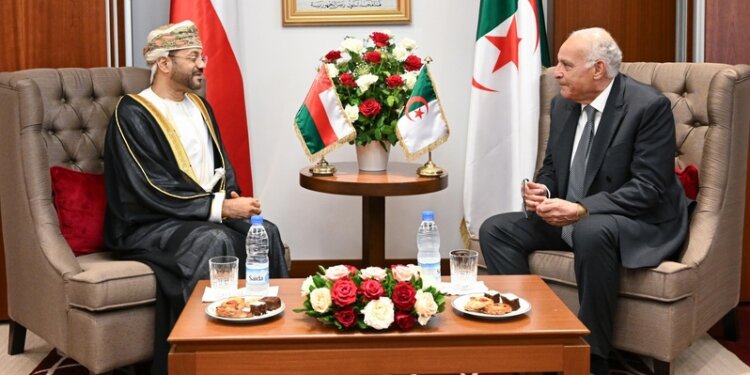 وزير الخارجية يلتقي مسؤولًا جزائريًّا