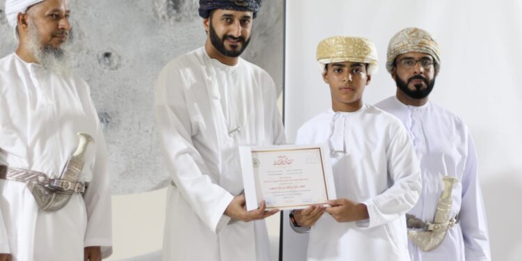 “مدرسة جامع السلام” بالسويق تكرم 48 مُجيدًا من حفظة القرآن الكريم
