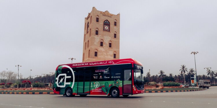 إطلاق أول حافلة كهربائية في سلطنة عُمان