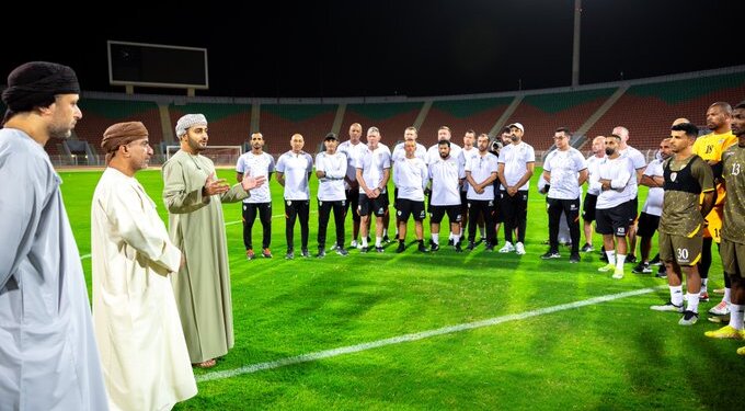 بالصور: سمو السيد ذي يزن يلتقي بلاعبي منتخبنا الوطني لكرة القدم