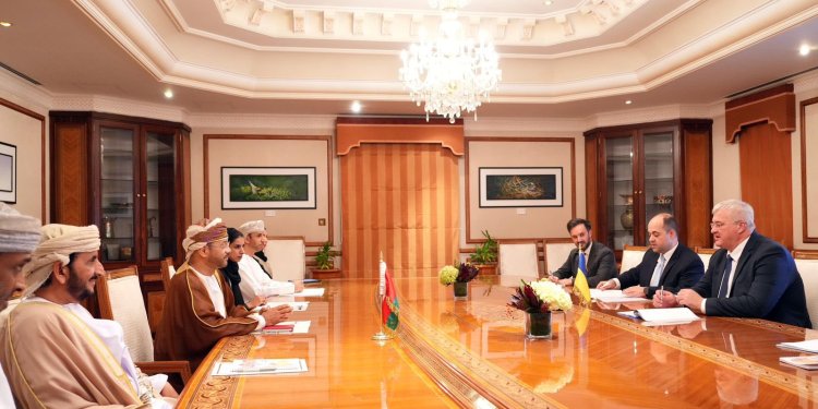 في زيارته الأولى لمسقط: وزير خارجية أوكرانيا يبحث السلام والتعاون مع السيد بدر