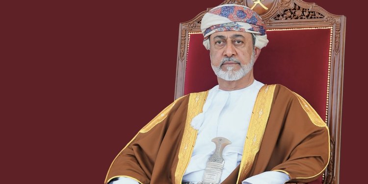 جلالة السلطان يتفضّل فيشمل برعايته السّامية العرض العسكريّ بمعسكر الصمود