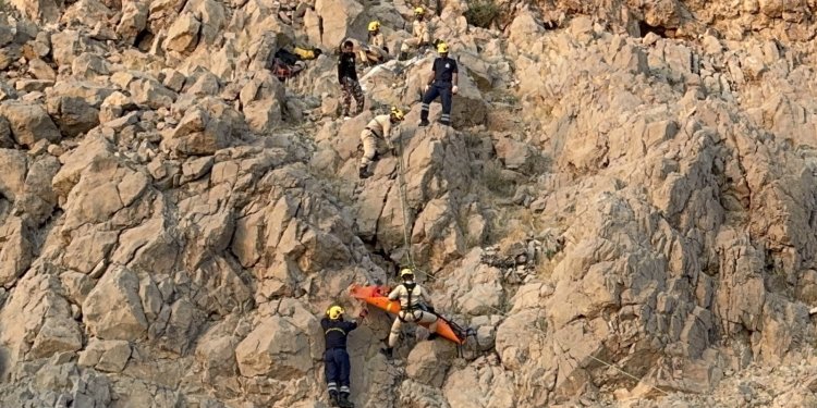 سقوط مواطن من أعلى جبل في مسقط
