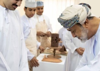 إحدى لوحاته حظيت بتوقيع جلالة السلطان: والد “المعتصم” يروي للصحوة قصة موهبة ابنه