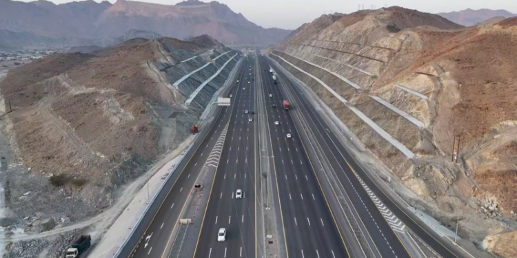 ازدواجية طريق أدم – ثمريت.. مشروع يفتح آفاقًا لوجستية واقتصادية جديدة في سلطنة عُمان