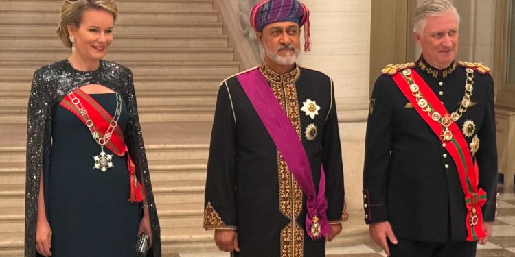 هل لفت انتباهك؟.. أوسمة ارتداهم جلالة السلطان في مأدبة العشاء ببلجيكا