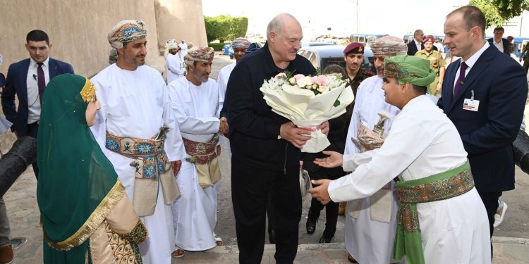 الرئيس البيلاروسي يزور قلعة صحار
