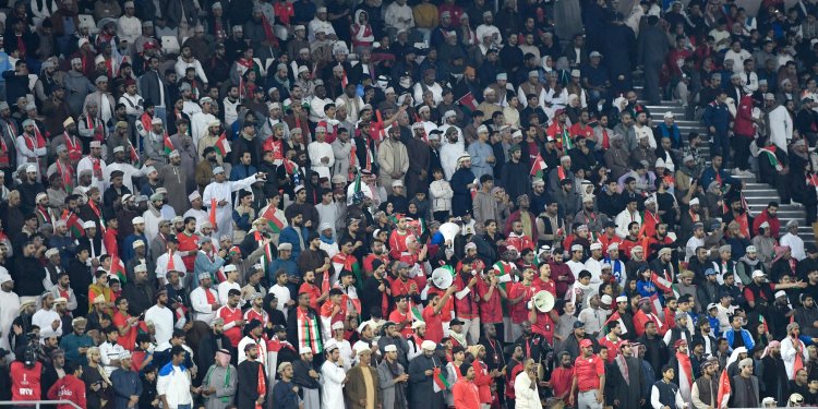 الأحمر العماني يُشعل الحماس.. نفاد تذاكر نصف النهائي والجماهير على موعد مع التحدي