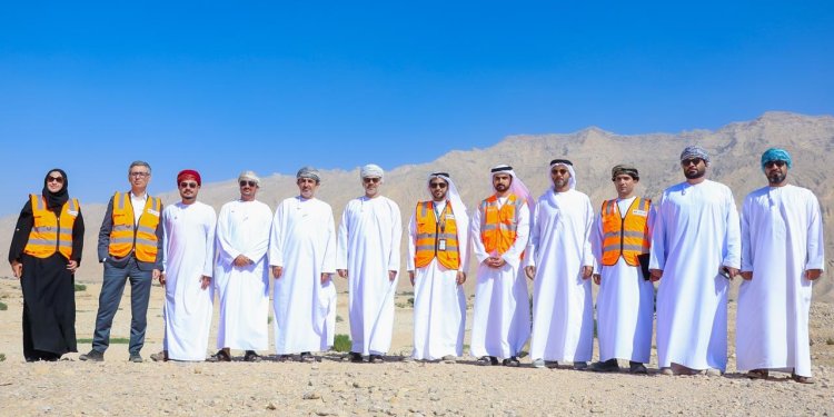 محافظ البريمي يطلع على سير العمل بمشروع حفيت للقطارات