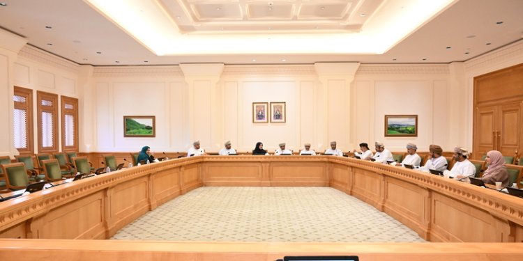 استعراضُ المبادرات المطروحة بشأن توظيف أطباء الأسنان ومخرجات الصيدلة