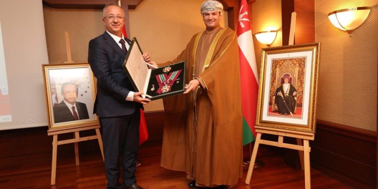 جلالة السلطان المعظم يمنح وسام التكريم للبروفيسور أور أونال