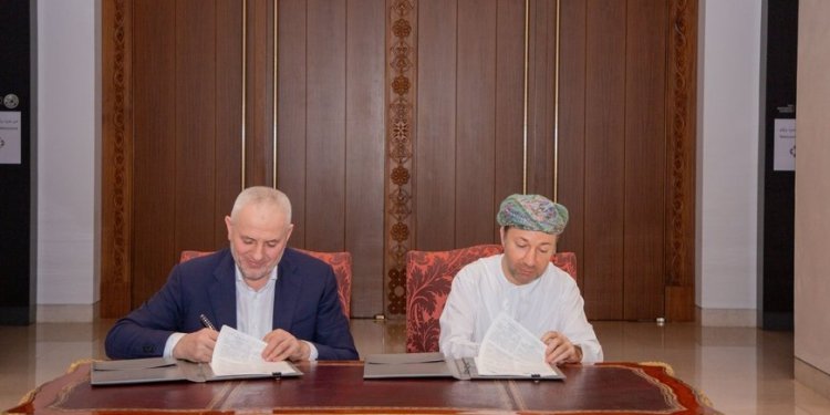 المتحف الوطني يوقع اتفاقية إنشاء ركن الإصدارات العُمانية مع جامعة الشيشان الحكومية