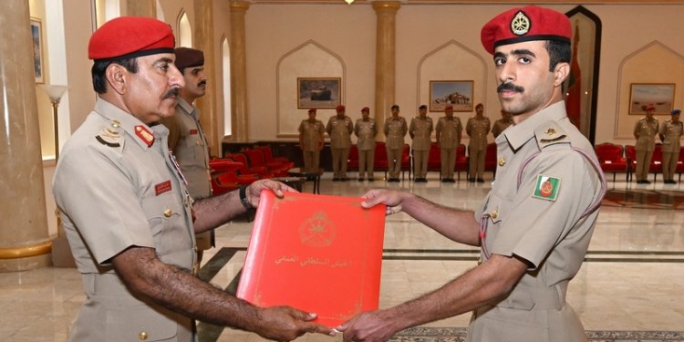 تسليم شهادة البراءة السلطانية لعدد من الضباط الخريجين بالجيش السلطاني العُماني