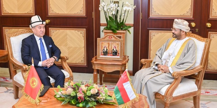 جلالة السُّلطان يتلقى رسالتين خطيّتين من الرئيس القيرغيزي ورئيس مجلس الوزراء