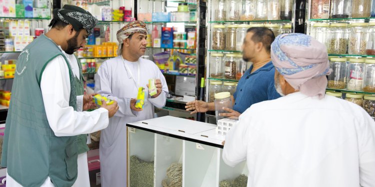 ضبط 180 سلعة مخالفة في محلات الأعشاب والتجميل