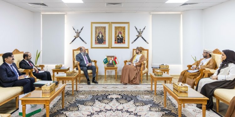 سلطنة عُمان وباكستان تبحثان تعزيز التعاون الاقتصادي وجذب الاستثمارات