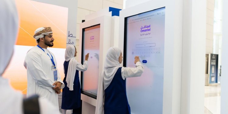 خط مقروء من عمانتل ضمن أروقة معرض مسقط الدولي للكتاب