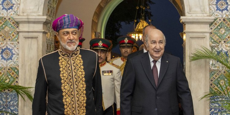 جلالة السلطان المعظم وفخامة رئيس الجزائر يشهدان توقيع اتفاقيات ومذكرات تفاهم وتعاون وبرامج تنفيذية بمقر الرئاسة