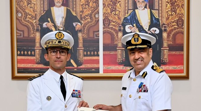 فرنسا تمنح رئيس مركز الأمن البحري وسام الاستحقاق البحري الفرنسي