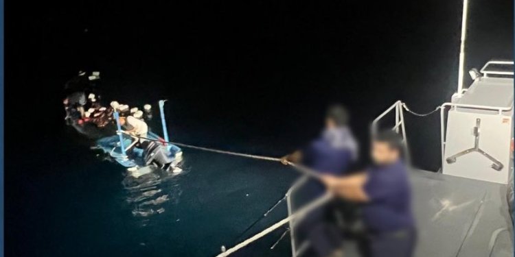 إنقاذ مواطنين تعرض قاربهما للغرق قبالة شاطئ المصنعة