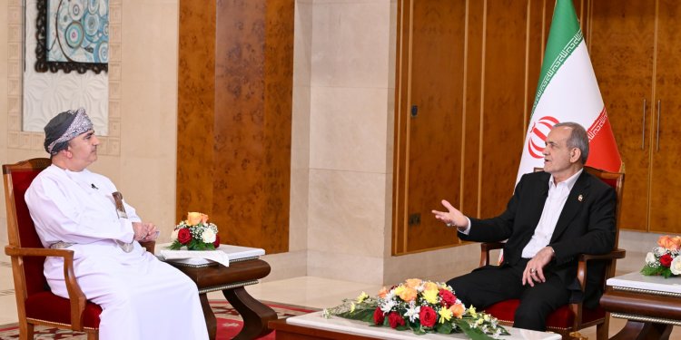 الرئيس الإيراني يشيد بجهود جلالة السلطان في دعم السلام والتوسّط بين إيران وأمريكا