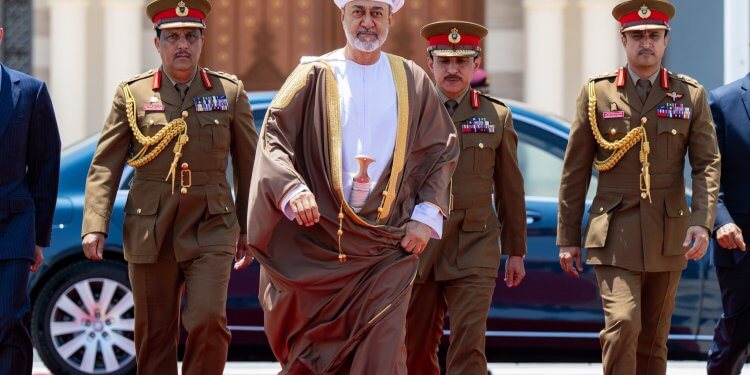 مشمولاً بحفظ الله.. جلالة السلطان يغادر البلاد متوجها إلى الجزائر