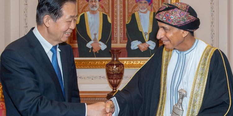 السيد فهد بن محمود يبحث مع مسؤول صيني تعزيز التعاون الاقتصادي والاستثماري