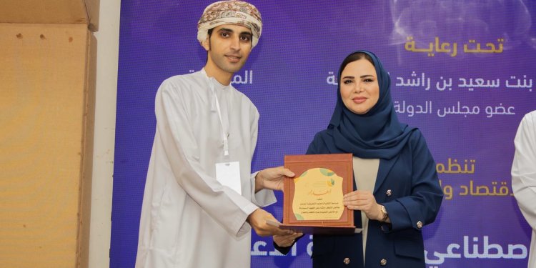 جامعة التقنية والعلوم التطبيقية بعبري تنظّم ندوة الذكاء الاصطناعي في إدارة الأعمال