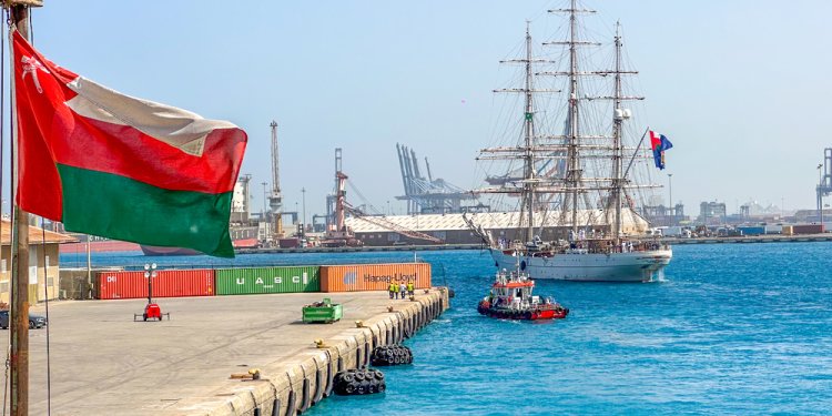 سفينة “شباب عُمان الثانية” تُغادر نحو قناة السويس