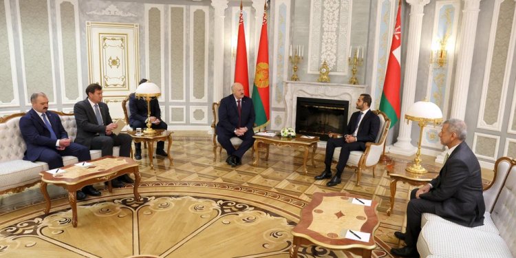 تحيات جلالة السلطان المعظم إلى الرئيس البيلاروسي نقلها صاحب السمو السيد ذي يزن