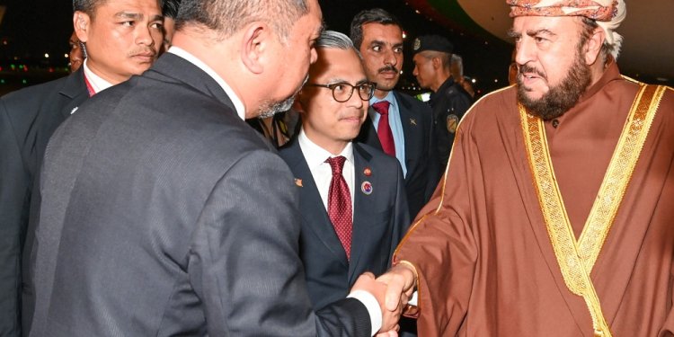سمو السيد أسعد يصل إلى ماليزيا