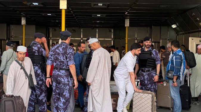 سلطنة عُمان تُواصل إجلاء العالقين.. عودة أكثر من 500 شخص بينهم مواطنون عُمانيون ورعايا دول أخرى