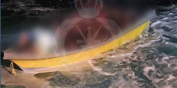 ضبط قاربًا يحمل 29 متسللًا قادمًا من إيران