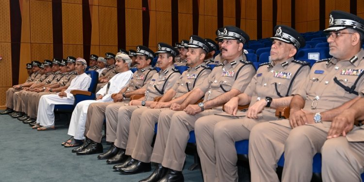 الإعلام الأمني ودوره في تعزيز الأمن الوطني ضمن محاور لقاء وزير الإعلام بقيادات شرطة عمان السلطانية