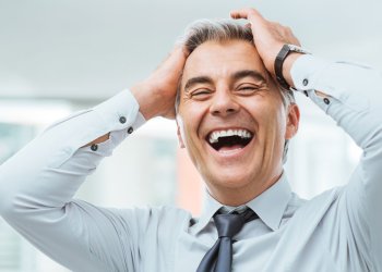 من الكاري المحترق إلى طرفة العمر.. هكذا ينجو المزاح من الكوارث