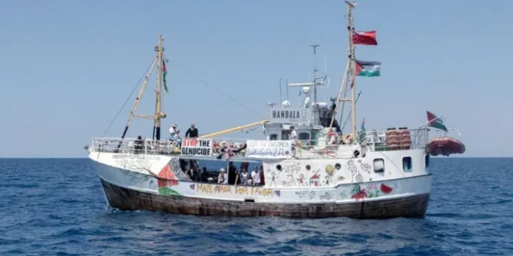 من رمزية حنظلة إلى نداء الضمير .. مقاومة مدنية في عرض البحر