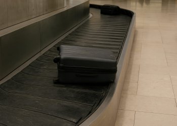 هل تعرف ما الذي يحق لك عند فقدان أو تلف أمتعتك في المطار؟.. تفاصيل قانونية قد تغيّر تجربتك في السفر