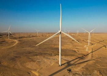 تبدأ الإنتاج بين 2025 و2026.. هل تعرف أين توجد أكبر مشروعات الطاقة الشمسية والرياح في سلطنة عُمان؟
