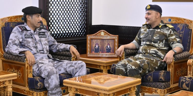 لتعزيز العلاقات البحرية المشتركة.. قائد البحرية السلطانية العُمانية يستقبل مسؤولًا عسكريًّا قطريًّا