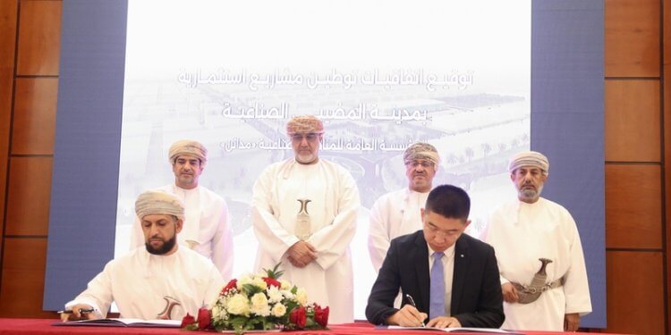 “مدائن” توقع اتفاقيتين استثماريتين بأكثر من 5.7 مليون ريال ُعماني بمدينة المضيبي الصناعية