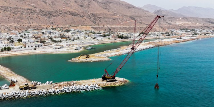 بتكلفة تقارب 3 ملايين ريال عماني.. مشروع تأهيل كواسر الأمواج بـطيوي ينهض بقطاع الصيد ويحمي السواحل
