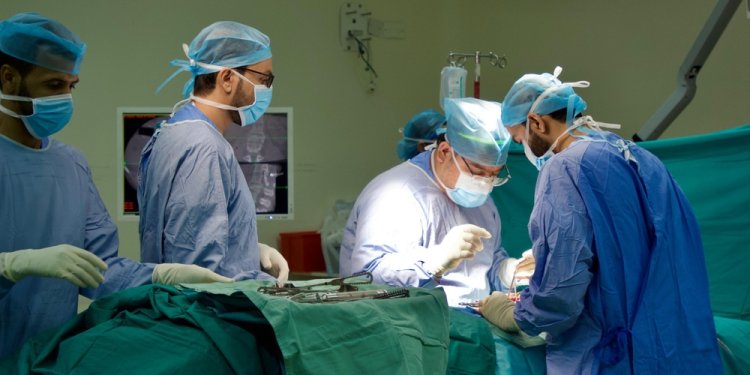 برنامج جراحي متكامل .. أكثر من 50 طفلًا استعادوا استقامة الظهر في مستشفى خولة