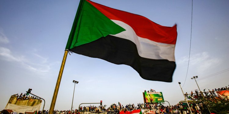 السودان على حافة الانهيار .. حرب الجنرالات ومعركة البقاء