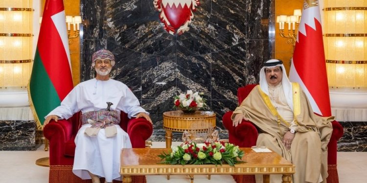 لقاء وُدّي يجمع جلالة السُّلطان المعظّم وأخاه جلالة ملك البحرين ببيت الرّباط العامر بصلالة