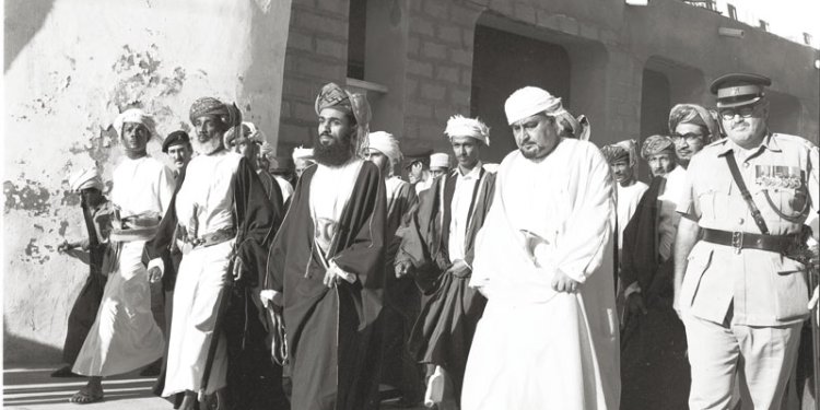 على ضفاف النهضة: عُمان كما رآها أول سفير بريطاني بعد 1970