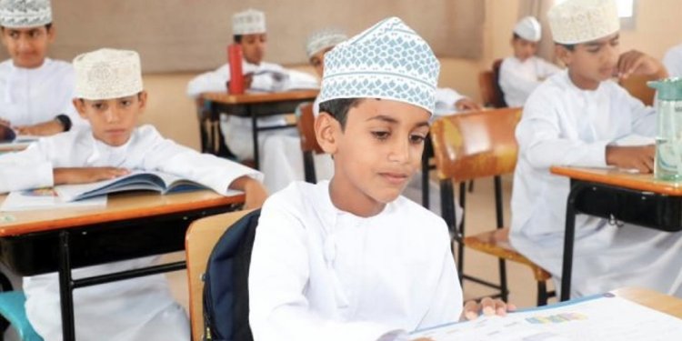 من «السلطانية» إلى 1303 مدارس.. كيف تغيّر وجه التعليم في سلطنة عُمان خلال 90 عامًا؟