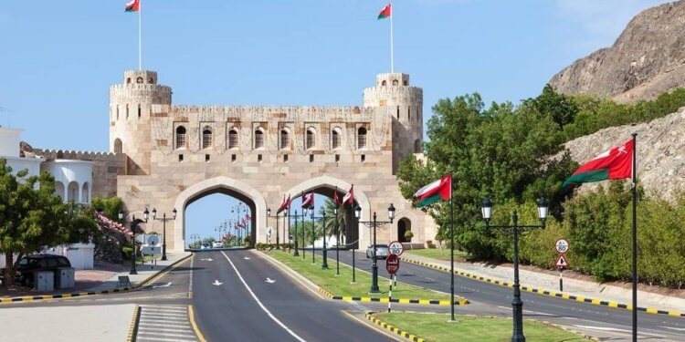 من خلف الحدود تُنفخ الأبواق .. وفي عُمان يعلو صوت الوطن