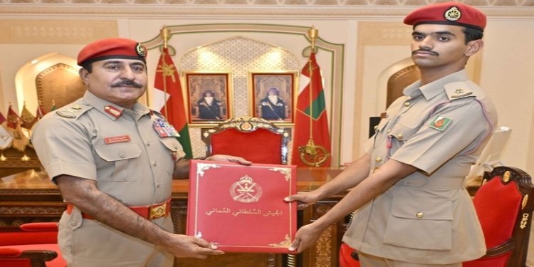 تسليم شهادة البراءة السلطانية لضابط خريج من أكاديمية سانت هيرست العسكرية الملكية