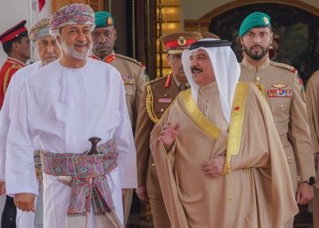 جلالةُ السُّلطان في مقدّمة مُستقبلي ملك مملكة البحريـن