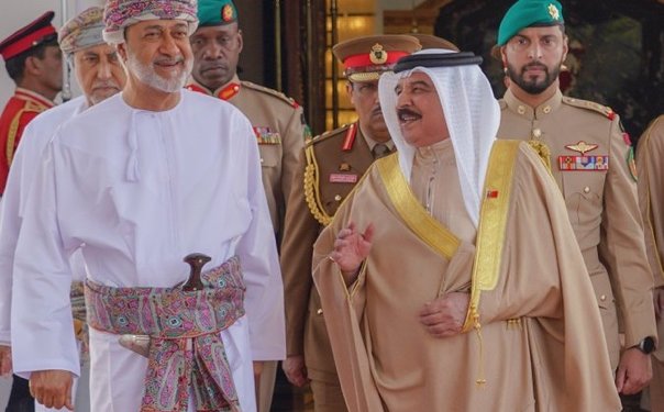 جلالةُ السُّلطان في مقدّمة مُستقبلي ملك مملكة البحريـن